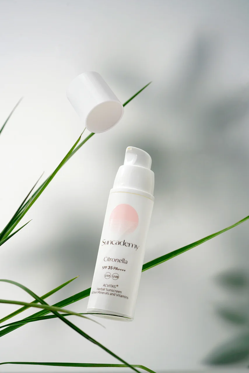 Suncademy Citronella 자외선차단제의 앞면 표시와 펌프 용기